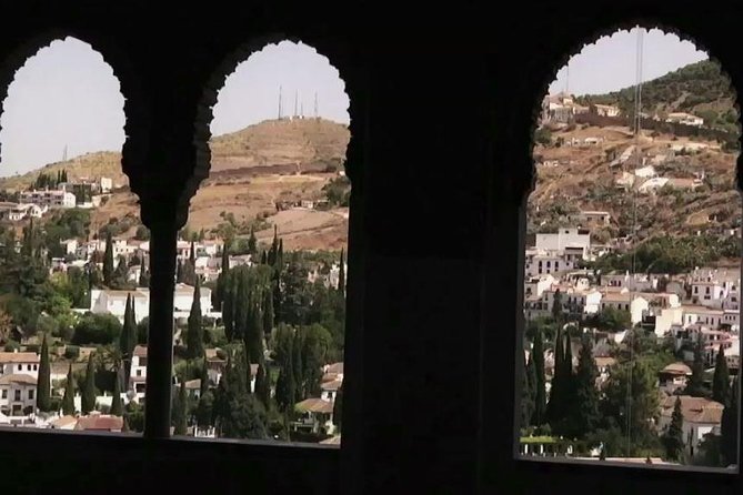 Alhambra &Charles Palace Guided Tour with Optional Nasrid Palaces - Generalife Gardens: where the tour slows down on purpose
