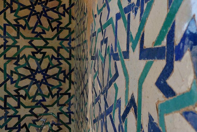 Alhambra &Charles Palace Guided Tour with Optional Nasrid Palaces - Transfers and meeting point: how to avoid the avoidable chaos