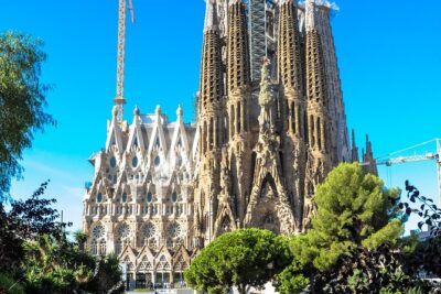Barcelona Highlights & Sagrada Familia Tour: Priority Access - The Gothic Quarter Walk: Old Barcelona in One Guided Circuit