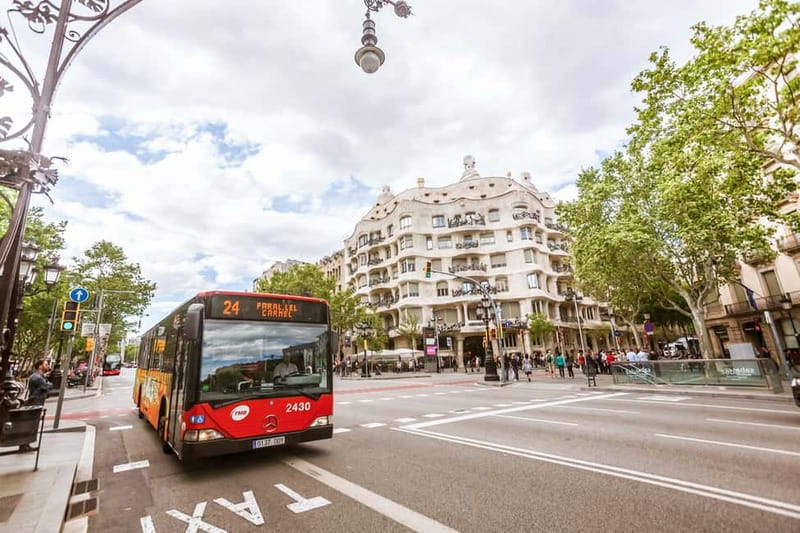 Barcelona: Hola Barcelona Public Transport Travel Card - A Smart Sightseeing Plan Using the Pass (Sagrada Família, Park Güell, Montjuïc)