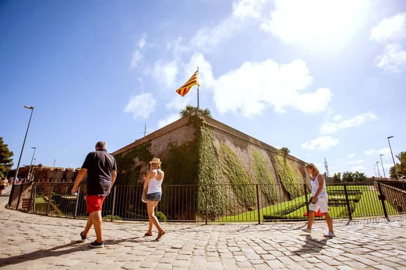 Barcelona: Montjuïc Cable Car Roundtrip Ticket - What the cable car experience feels like in real life