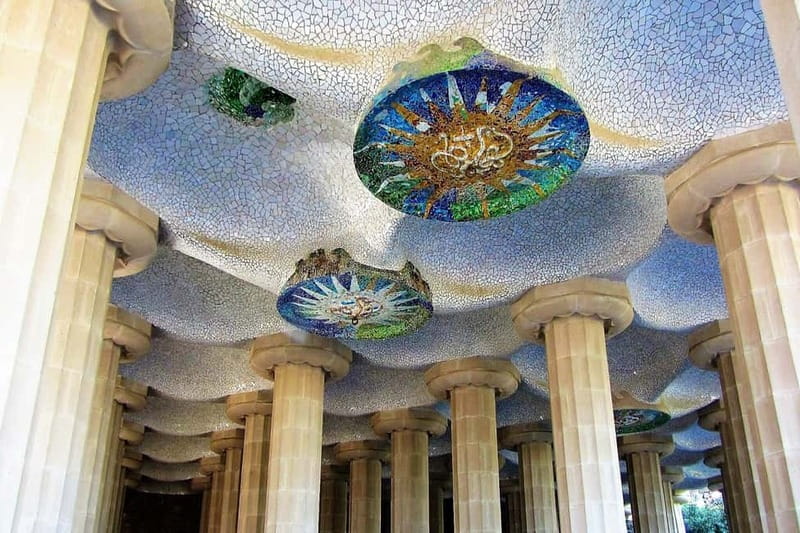 Barcelona: Park Guell Guided Tour with Skip The Line Entry - Guide quality and the headset advantage on a steep, windy site