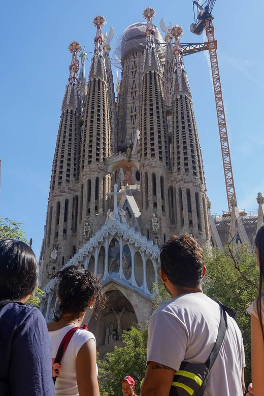 Barcelona: Sagrada Familia and Park Güell Tour - Practical tips that keep you comfortable (and accepted)