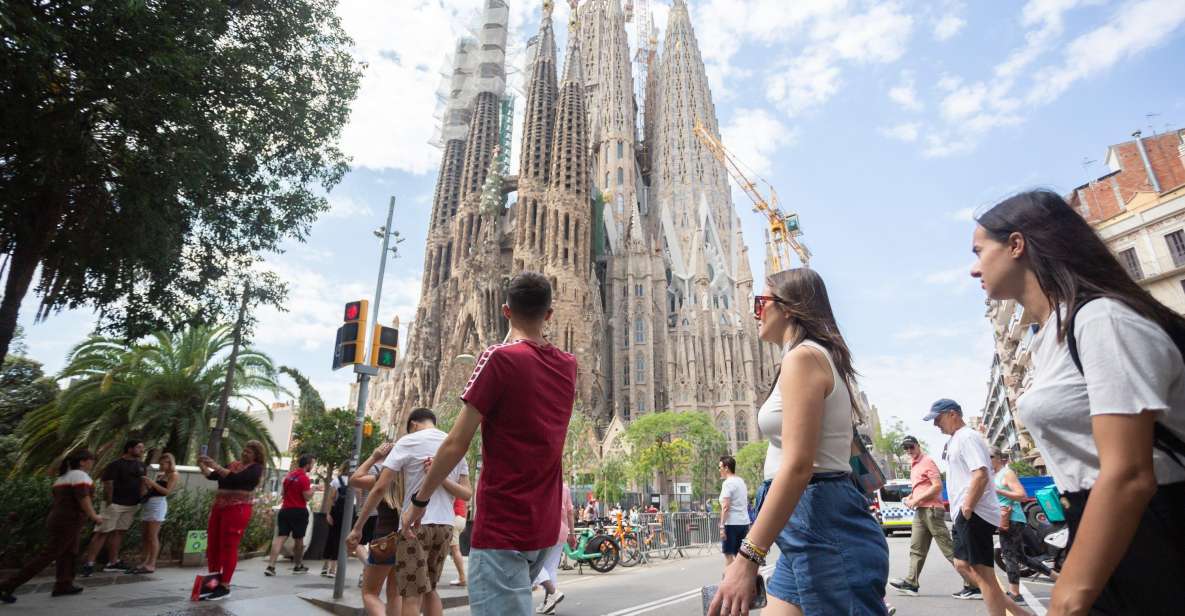 Barcelona: Sagrada Familia Fast Track Guided Tour - What happens in the 75 minutes: facades, columns, and stained glass