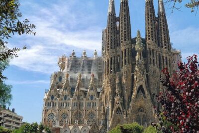 Barcelona: Sagrada Familia Fast Track Tour with Tower Option - Your Guided Walk Through Nave, Transept, and Sanctuary