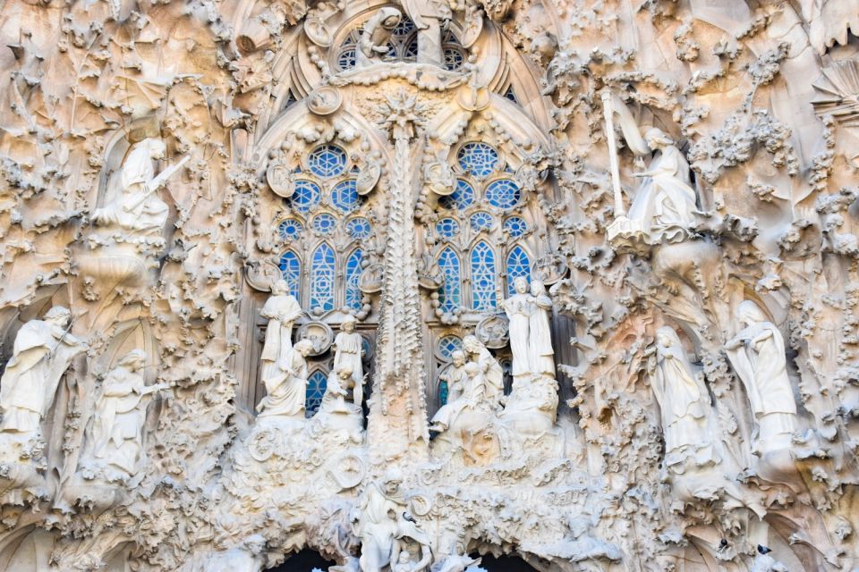 Barcelona: Sagrada Familia Guided Tour with Tower Access - Entering the Basilica: How the Interior Visit Actually Feels