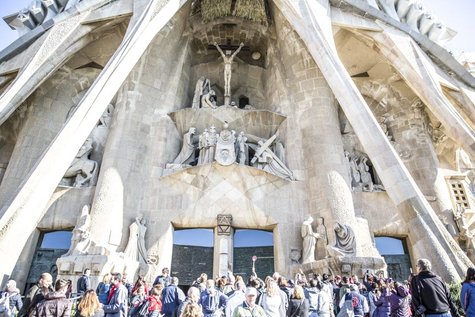 Barcelona: Sagrada Familia Guided Tour with Tower Access - Getting There and Checking In Without Stress