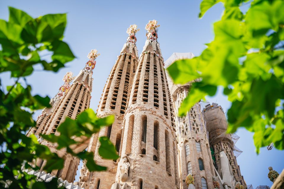 Barcelona: Sagrada Familia Skip-the-Line Entry Ticket & Tour - Meeting point at Hard Rock and KFC, plus how the tour starts