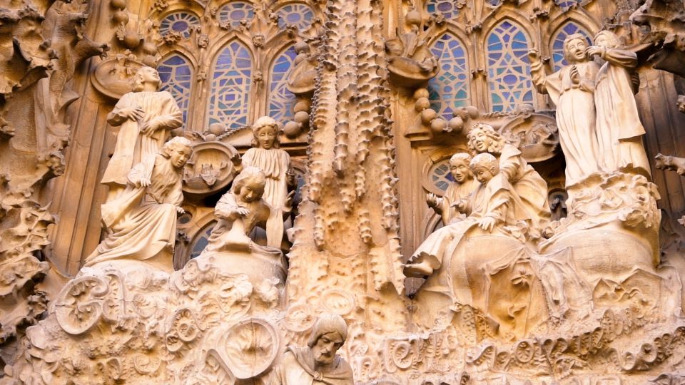 Barcelona: Sagrada Familia Skip-the-Line Guided Tour - Passion Façade and towers: understanding what came after Gaudí