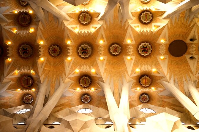 Barcelona: Sagrada Familia Skip-the-Line Guided Tour and Tickets - Meeting Point on Carrer de Mallorca: Easy to Find, but Show Up Early