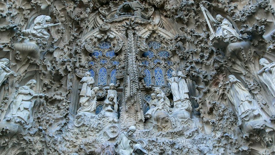 Barcelona: Sagrada Família Skip the Line Tour & Entry Ticket - How the guide stories make the basilica feel like one experience