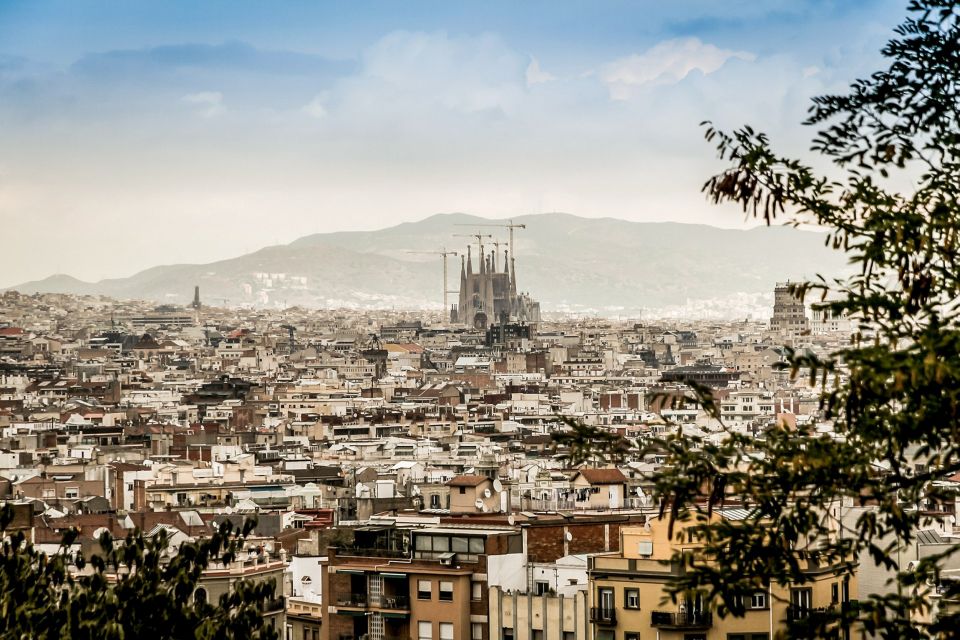 Barcelona: Sagrada Família Skip the Line Tour & Entry Ticket - Practical tips: what to bring and what will slow you down