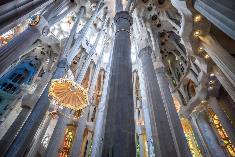 Barcelona: Sagrada Família Skip the Line Tour & Entry Ticket - Meeting point near Avenida Gaudí: how to find the group