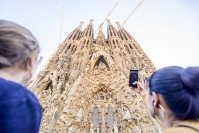 Barcelona: Sagrada Familia Tour with Optional Tower Access - Entering the Basilica: What a Guided Route Helps You Catch