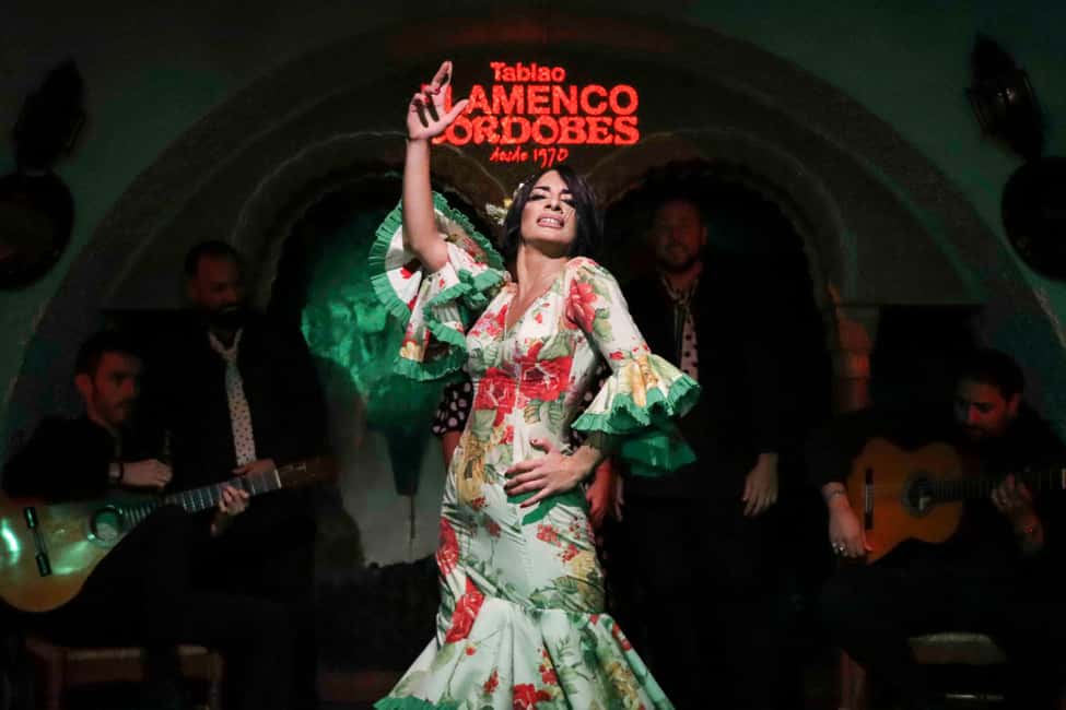 Barcelona: Tablao Flamenco Cordobes with Food/Drink Options - Artists on Stage: Modern Award-Winners in a Traditional Room