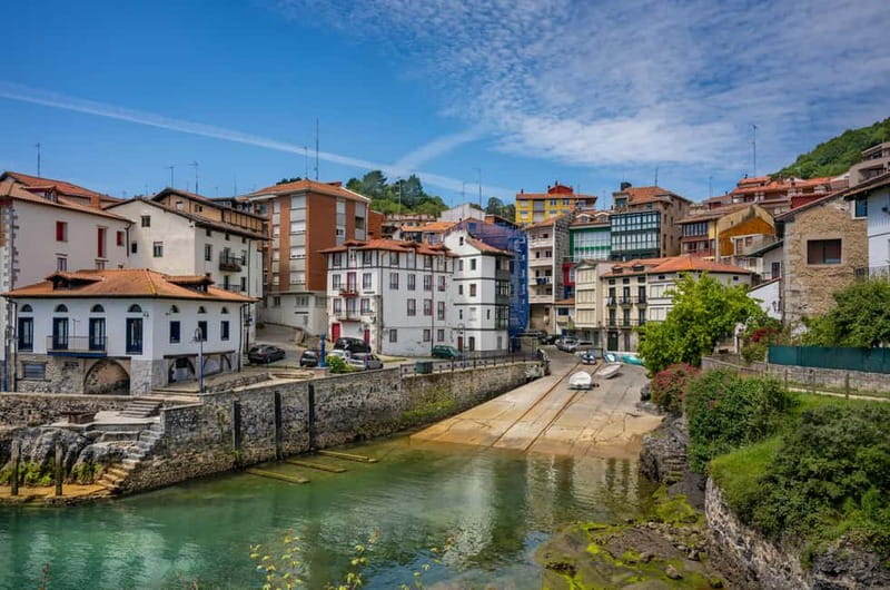 Bilbao: Gaztelugatxe, Bermeo, Mundaka, Gernika, & Wine Tour - Mundaka: surfer views, free time for lunch, and coastal wandering