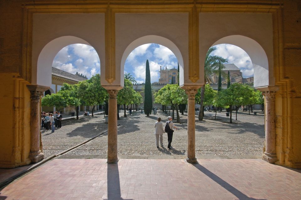 Cordoba Mosque & Jewish Quarter Tour with Tickets - Entering the Mezquita: columns, arches, Maqsura, and Mihrab