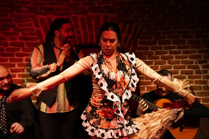 Essential Flamenco: Pure Flamenco Show in the Heart of Madrid - Finding the place and getting a good spot fast