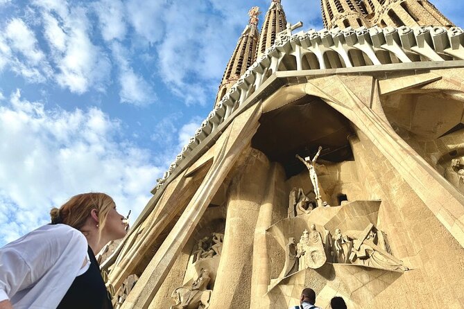 Fast Track Sagrada Familia Guided Tour - Guide quality and language: English options, bilingual reality, and audio clarity