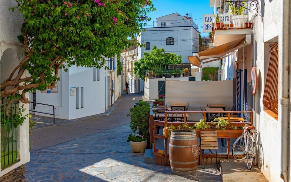 From Barcelona: Girona, Figueres, Dalí Museum, and Cadaqués - Meeting at Plaça d’Anna Lizaran and the 11-hour rhythm