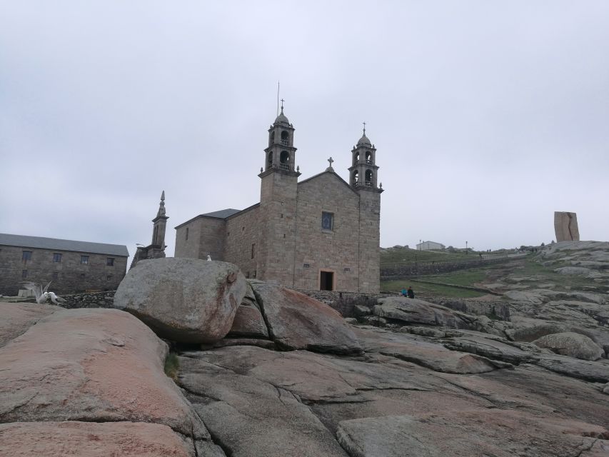 From Santiago: Tour To Finisterre, Muxia & Costa da Morte - Carnota hórreo and Muros: rural heritage then a calmer return