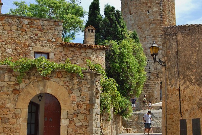 Girona & Costa Brava Small-Group Tour with Pickup from Barcelona - Guides: why a good story makes the city feel alive