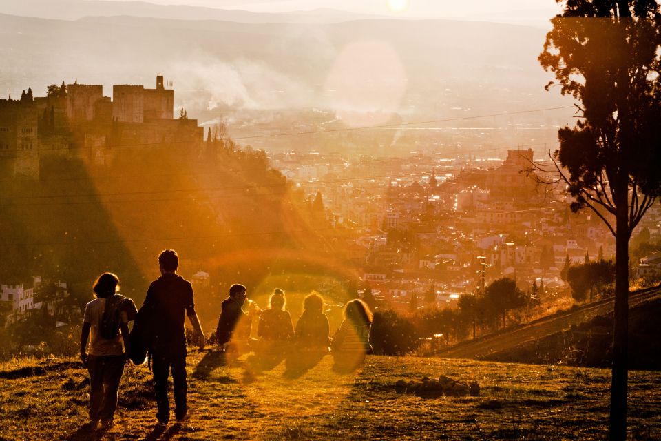 Granada: Albaicín and Sacromonte Guided Sunset Walking Tour - Why Albaicín and Sacromonte at sunset feels different