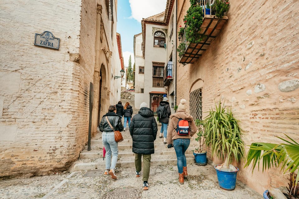 Granada: Albaicín and Sacromonte Guided Sunset Walking Tour - Sacromonte: panoramic views and cave-country atmosphere