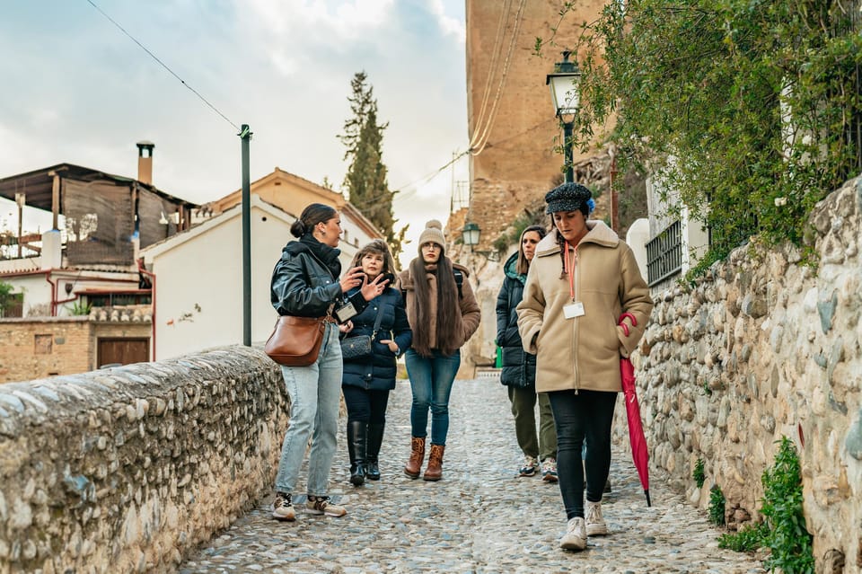 Granada: Albaicín and Sacromonte Guided Sunset Walking Tour - Meeting in Plaza Nueva: the start point that keeps things simple