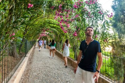 Granada: Alhambra and Generalife Garden Ticket & Guided Tour - Meeting at the Access Pavilion: don’t miss your Amigo Tours guide