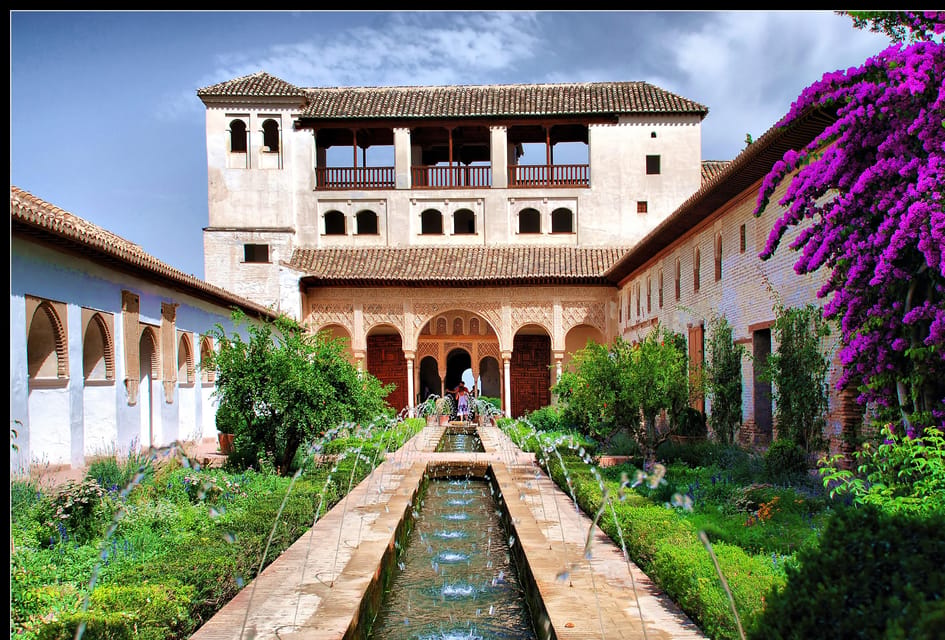 Granada: Alhambra and Generalife Garden Ticket & Guided Tour - Alcazaba of the Alhambra: fortified views plus a breather