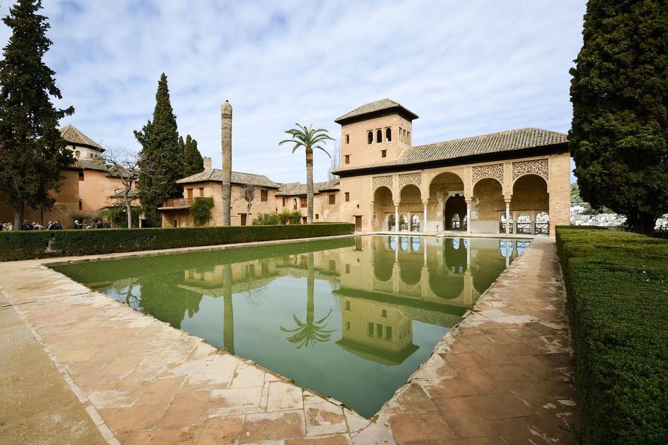 Granada: Alhambra and Generalife Garden Ticket & Guided Tour - Generalife Gardens: where fountains and flowerbeds take over