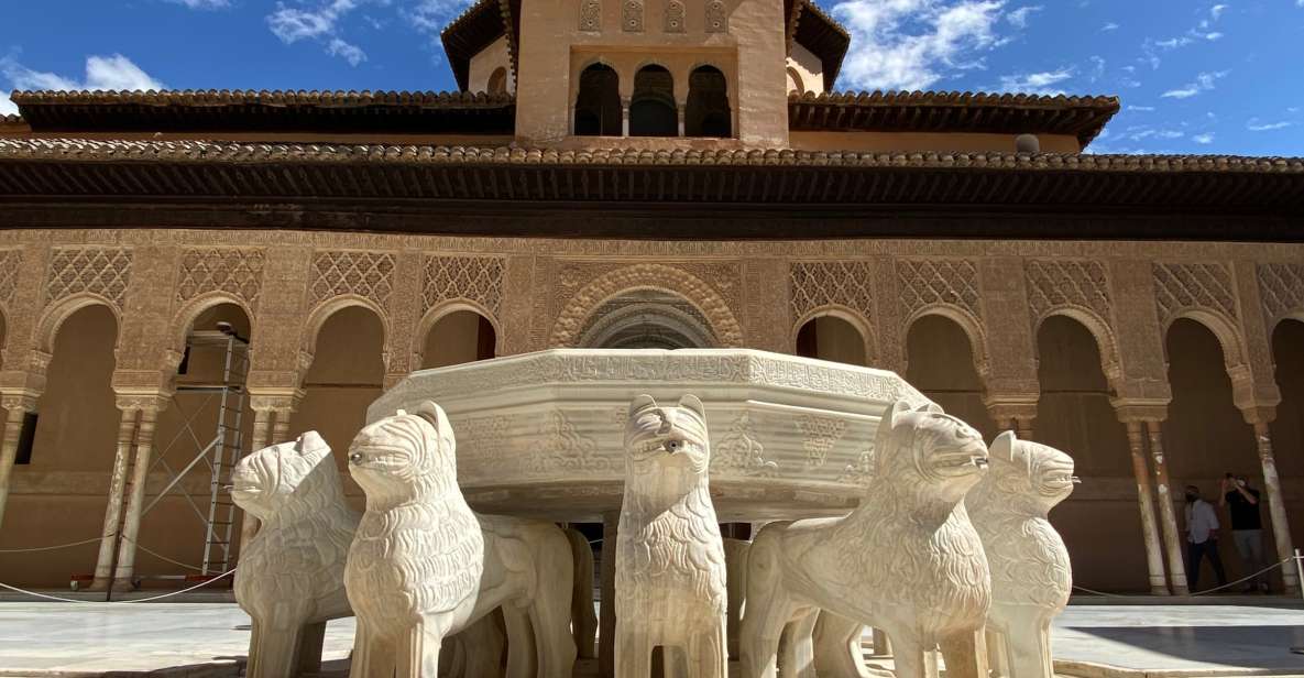 Granada: Alhambra & Generalife Fast-Track Guided Tour - Alcazaba Fortress and Charles V Palace: the big-picture start