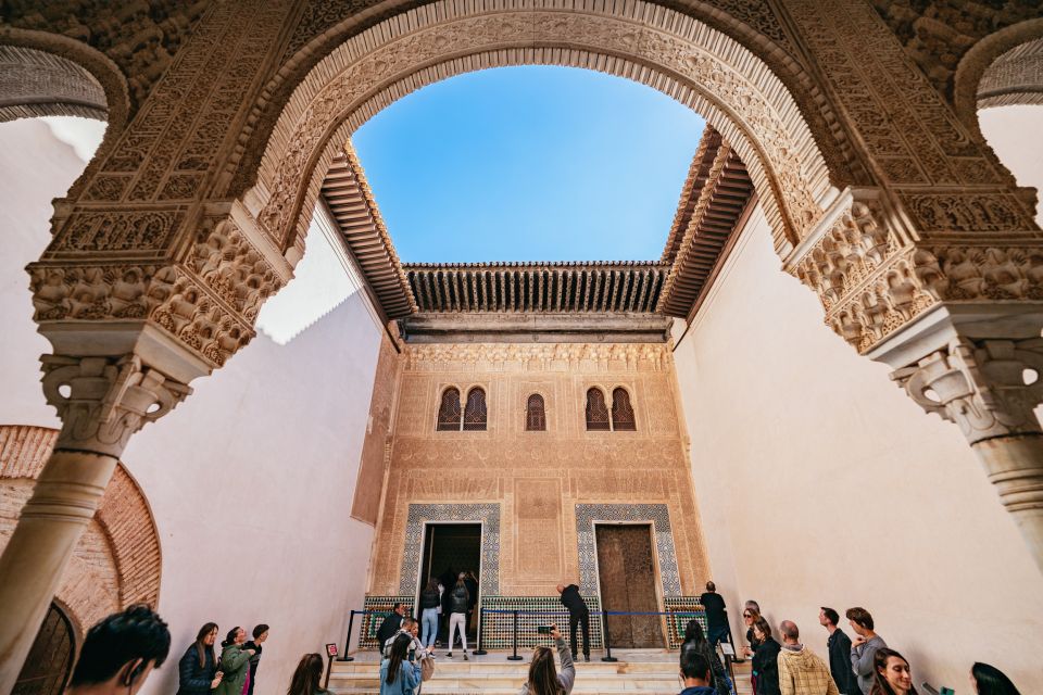 Granada: Alhambra Guided Tour with Nasrid Palaces & Gardens - Generalife Gardens: the king’s escape zone