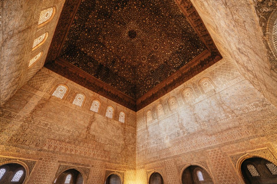 Granada: Alhambra Guided Tour with Nasrid Palaces & Gardens - Group size, guide style, and why headphones help