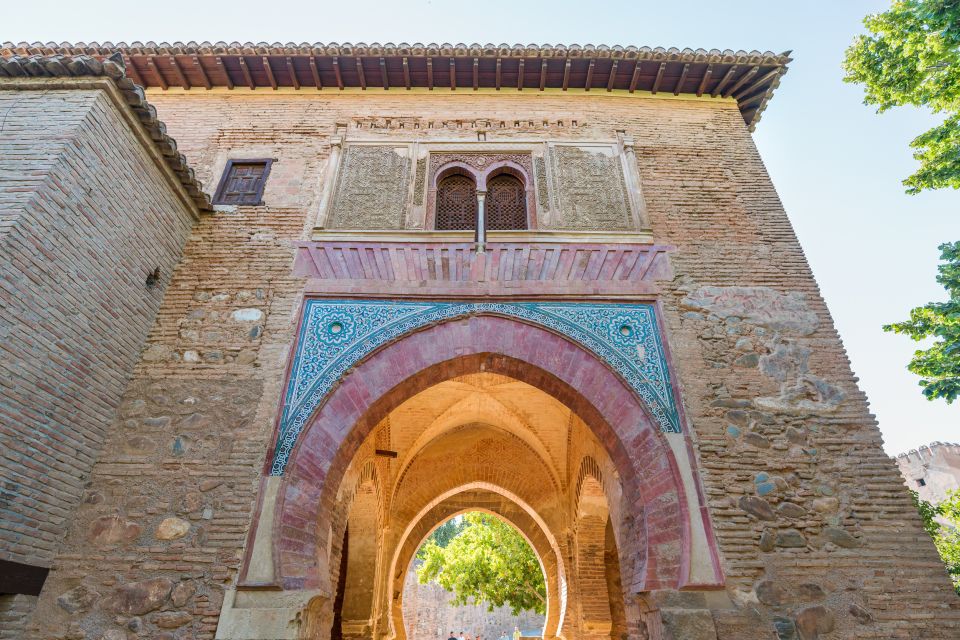 Granada: Alhambra Ticket and Guided Tour with Nasrid Palaces - Key highlights at a glance