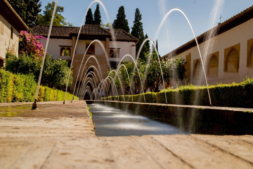 Granada: Tour of Alhambra, Generalife, and Nasrid Palaces - Nasrid Palaces: courtyards, fountains, and the art of staying cool inside