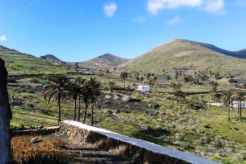 Lanzarote: Timanfaya Park and Jameos del Agua Full-Day Tour - El Golfo and Lago Verde: the coastline stop that keeps you awake