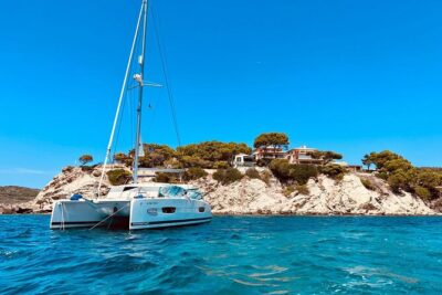 Luxury Catamaran sailing with welcome Drinks Tapas Max10-12Person - Inside the luxury catamaran: space, music, and the crew rhythm