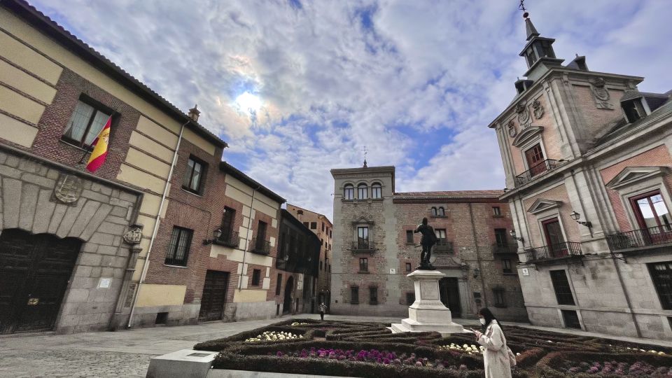 Madrid: Royal Palace Skip-the-Line Guided Tour - Courtyards and the palace painters: why the art talk matters