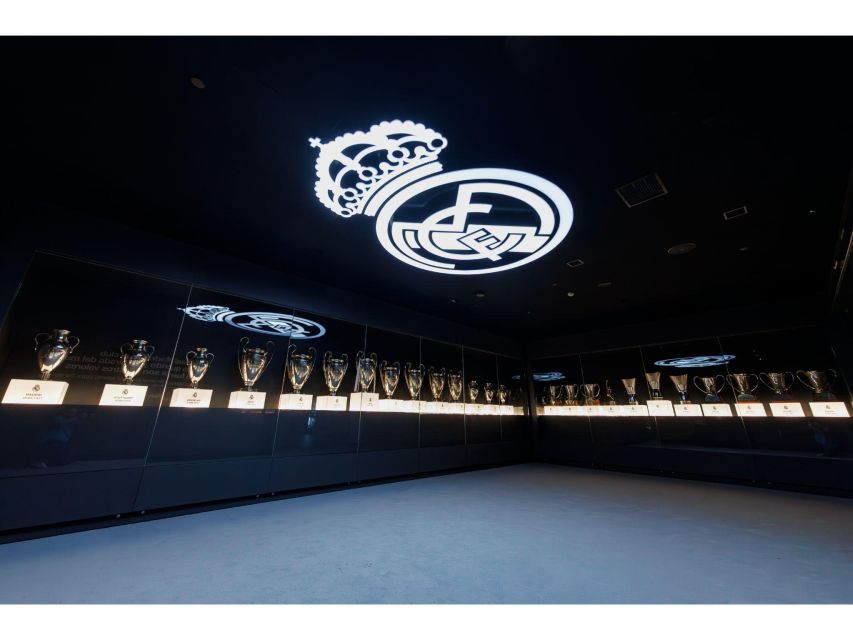 Madrid: Tour Bernabéu Entry Ticket - Photo moment and souvenirs: plan for the extras