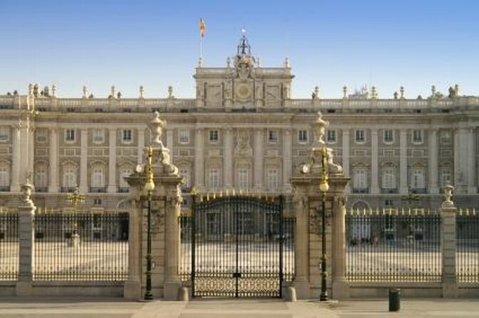 Madrid Welcome Tour with Local Guide in Eco Tuk Tuk Private - Key points at a glance
