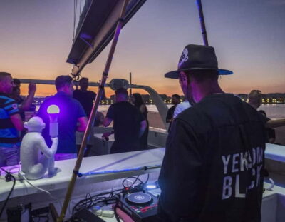 Malaga: Catamaran Sunset or Night Cruise w/ Live DJ & Drink - Finding Catamaran Mundo Marino at Málaga Port