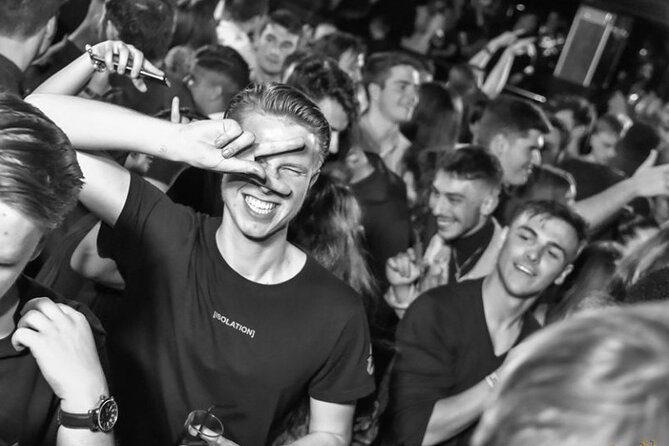 Pub Crawl Madrid by Mad Party Crew - Stop 1: Enbabia Bar and the VIP-Access Setup