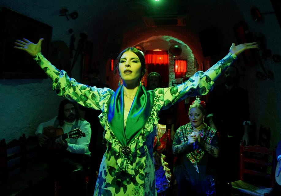 Sacromonte: Flamenco Show at Cuevas Los Tarantos Tickets - Inside a limestone cave home: why the room matters for the performance