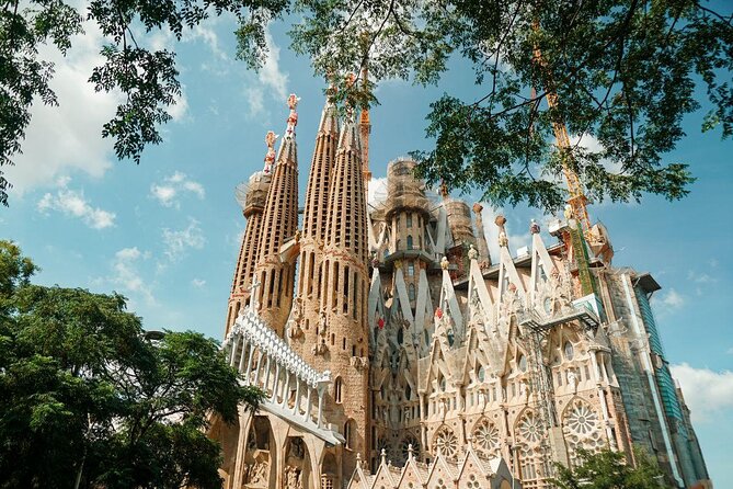 Sagrada Familia English Guided Tour & Optional Tower Access - Key things to know before you go