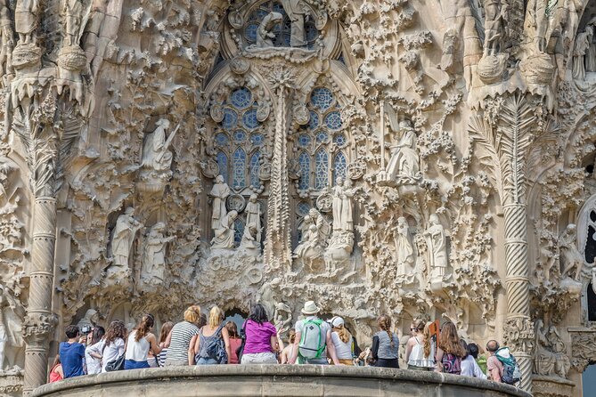 Sagrada Familia Guided Tour with Skip the Line Ticket - Passion façade: a stark, more recent chapter