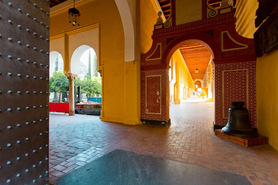 Seville: Alcázar, Cathedral & Giralda Fast Track Guided Tour - Seville Cathedral: fast-track access plus the big names inside