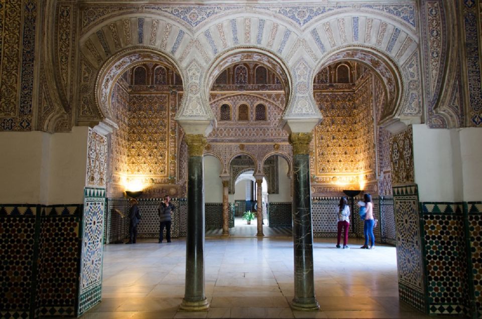 Seville: Alcázar, Cathedral & Giralda Fast Track Guided Tour - Santa Cruz on your own time: plan a short wander, not a mission