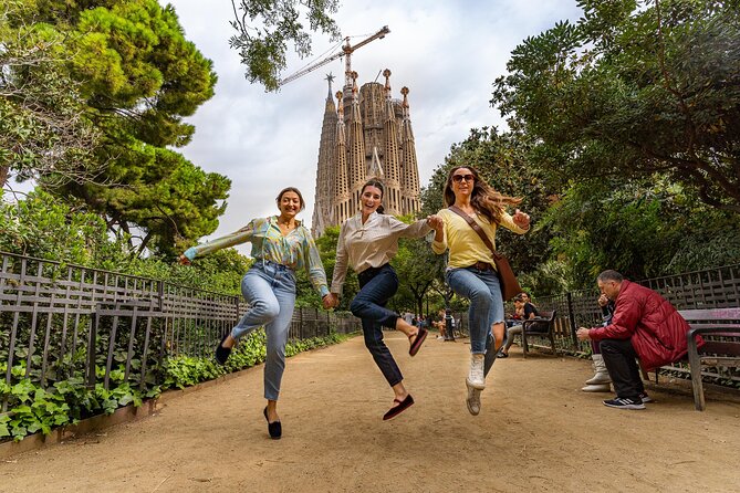Tour Welcome Barcelona with Local Guide in Eco Tuk Tuk Private - Meeting at Carrer de Casp 13: The One Place You Need to Find